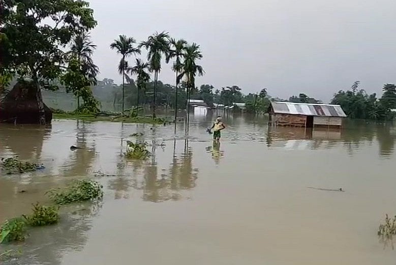 देश के कई हिस्सों में बारिश ने मचाई तबाही, पश्चिम बंगाल, असम और उत्तराखंड सहित कई राज्यों में बाढ़ जैसे हालात