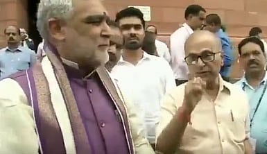 एनआरसी मुद्दे पर संसद के बाहर कांग्रेस सांसद से भिड़े मोदी के मंत्री  