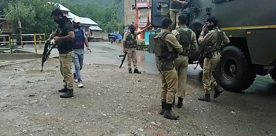 अनंतनाग में बड़ा आतंकी हमला, सीआरपीएफ के 5 जवान शहीद, एक आतंकी ढेर, देखें वीडियो 