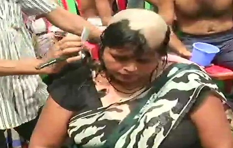 लखनऊ: महिला शिक्षामित्रों ने कराया मुंडन, सरकार पर लगाया उपेक्षा का आरोप  