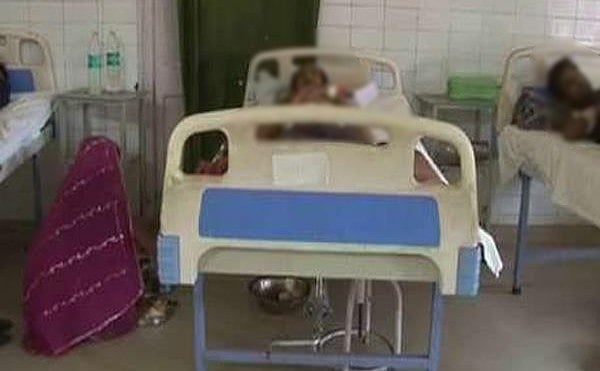 यूपी: गोंडा जिला अस्पताल की संवेदनहीनता, स्टिकर लगाकर एड्स पीड़ित  की पहचान की उजागर