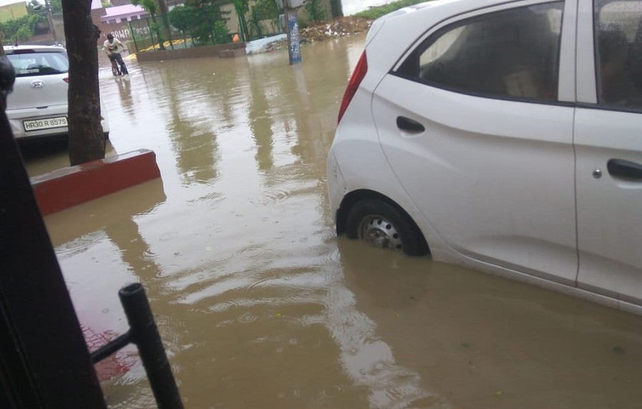 भारी बारिश के बाद जलमग्न हुई दिल्ली और अस्त-व्यस्त हुआ जनजीवन, तस्वीरों में देखें