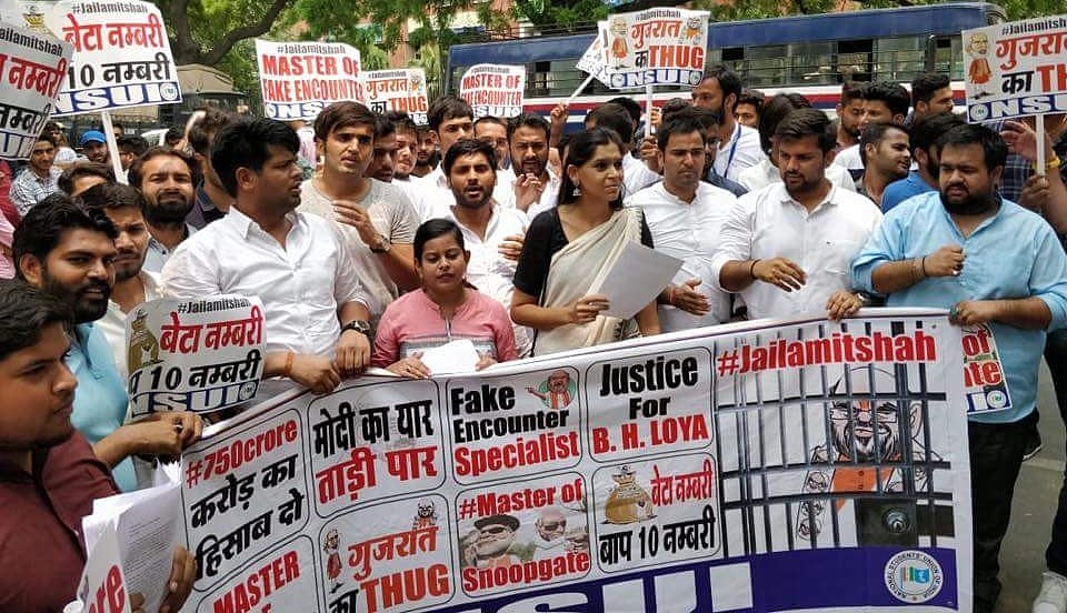 बीजेपी अध्यक्ष अमित शाह के खिलाफ देश भर में सड़कों पर उतरी एनएसयूआई, 100 जिलों में दिया एफआईआर का आवेदन