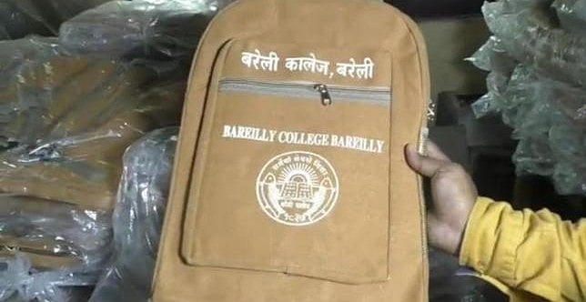 योगी राज में बरेली के कॉलेज में बैगों का रंग हुआ भगवा,  छात्रों ने किया हंगामा