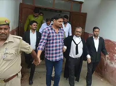 वीडियो: यूपी  जेल में गैंगस्टर का  बर्थडे, जेलर ने एक लाख रुपए में की केक और मोबाइल पर वीडियो बनाने की व्यवस्था