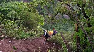 महाराष्ट्र: रायगढ़ बस हादसे में अब तक 30 शव बरामद, मौके पर रेस्क्यू ऑपरेशन जारी