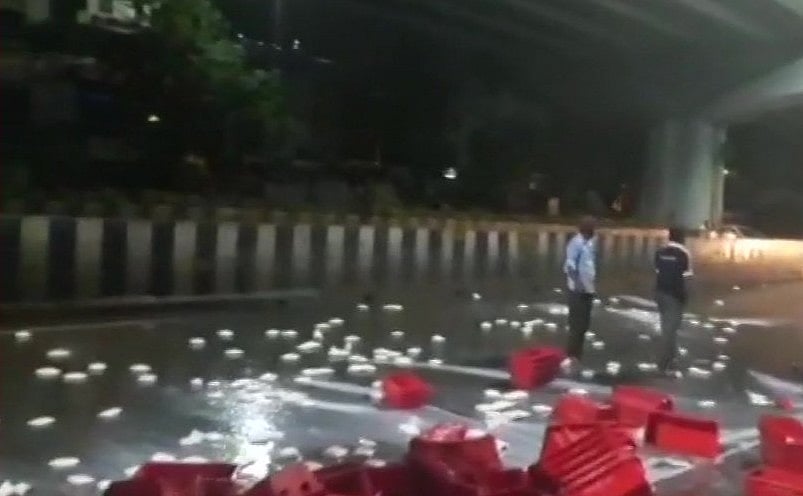 महाराष्ट्र: दूध की कीमत बढ़ाने को लेकर किसानों का बड़ा आंदोलन, सड़कों पर बहाया सैकड़ों लीटर दूध