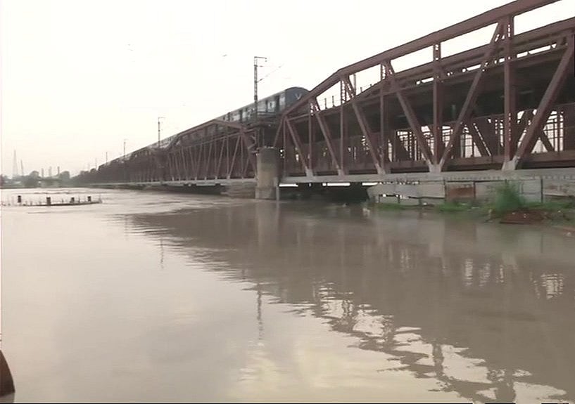 दिल्ली: खतरे के निशान से ऊपर बह रही यमुना, कई लोगों को पहुंचाया गया सुरक्षित जगहों पर