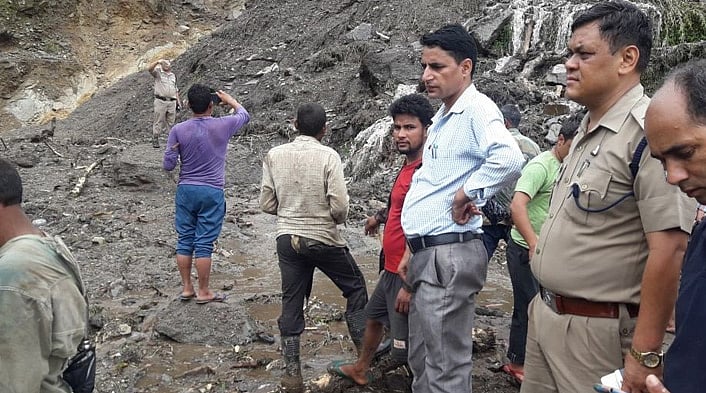 उत्तराखंड: चमोली जिले के थराली में बादल फटने से भारी तबाही, कई दुकान, मकान ध्वस्त, गाड़ियां बहीं