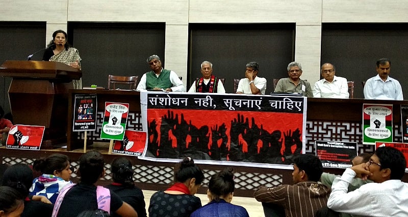 विपक्ष के सामने कमज़ोर पड़ी मोदी सरकार, आरटीआई में टाला संशोधन