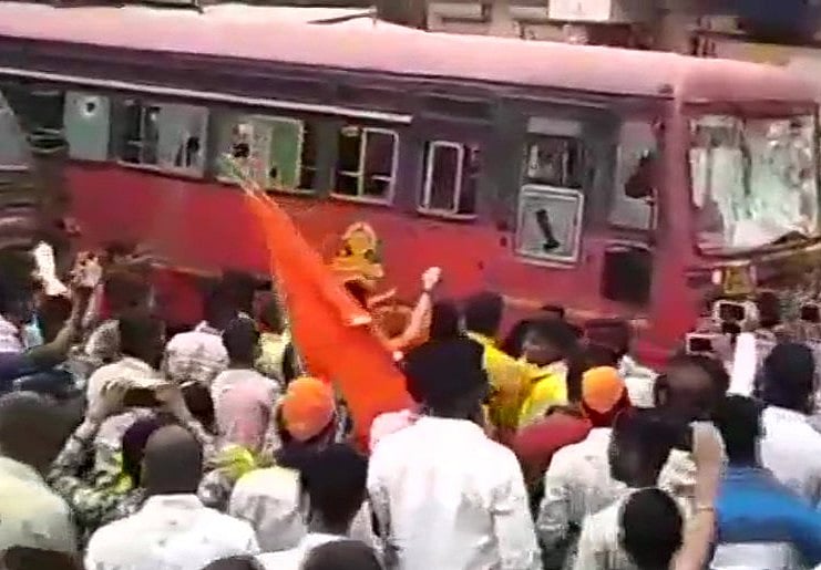 महाराष्ट्र: मराठा आरक्षण को लेकर जारी आंदोलन में फिर से हिंसा, पुणे-नासिक हाईवे पर बसों में तोड़फोड़ और आगजनी
