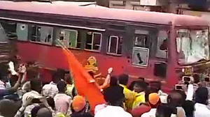 महाराष्ट्र: मराठा आरक्षण को लेकर जारी आंदोलन में फिर से हिंसा, पुणे-नासिक हाईवे पर बसों में तोड़फोड़ और आगजनी