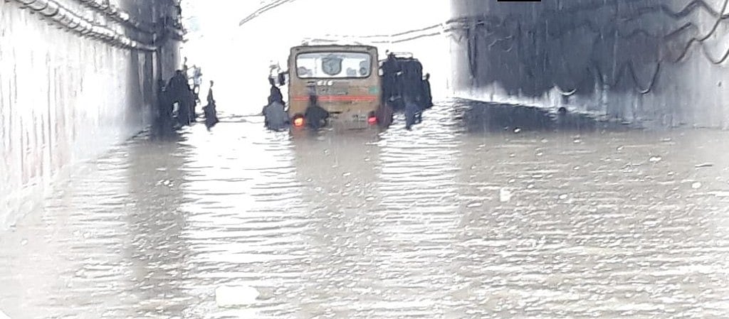 दिल्ली-एनसीआर में मूसलाधार बारिश से लोग बेहाल, कई जगहों पर जलजमाव, एनएच-24 पर लगा लंबा ट्रैफिक जाम 