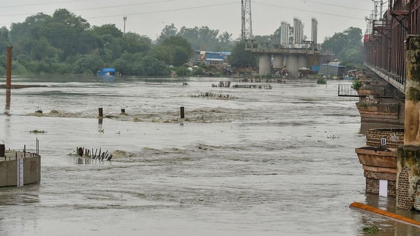 दिल्ली में यमुना का जलस्तर खतरे के निशान के ऊपर