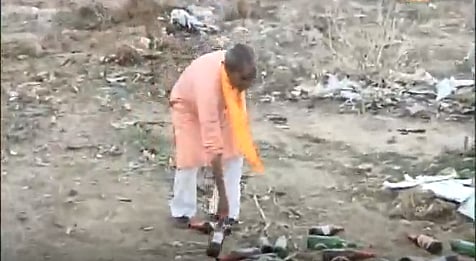 जयपुर: मोदी के कार्यक्रम में ही उड़ी ‘स्वच्छ भारत’ मिशन की धज्जियां, खुले में शौच करते नजर आए लाभार्थी