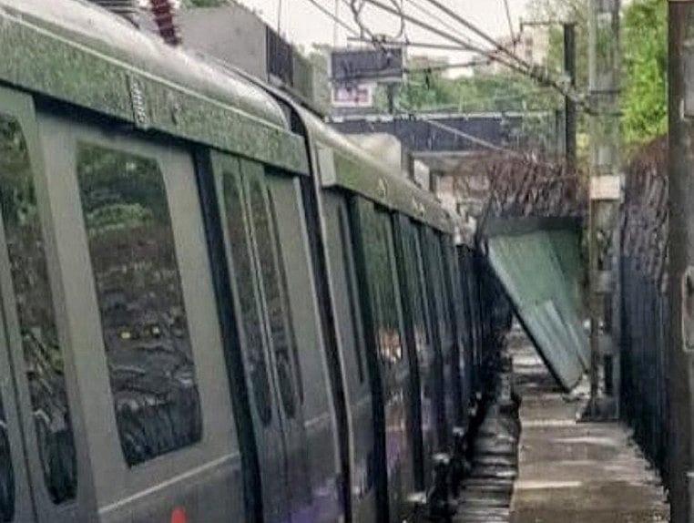 दिल्ली: बारिश के बाद लाजपत नगर के पास मेट्रो पर गिरी रेलिंग, वायलट लाइन पर रुकी सेवाएं