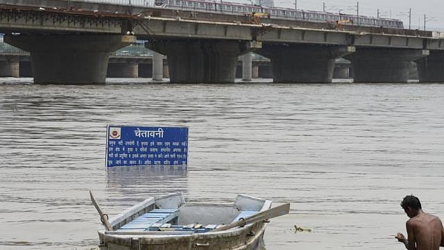 दिल्ली: खतरे के निशान से ऊपर बह रही यमुना, कई लोगों को पहुंचाया गया सुरक्षित जगहों पर