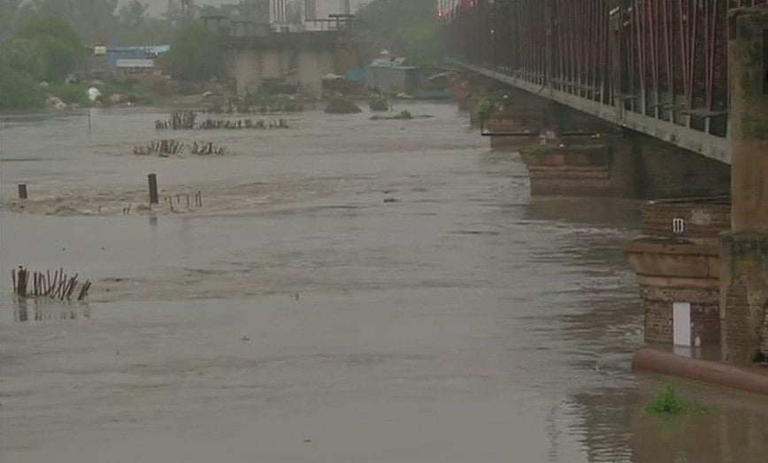 दिल्ली में गहराया बाढ़ का खतरा, यमुना का जलस्तर खतरे के पार, लोगों को सुरक्षित स्थानों पर पहुंचाने की तैयारी