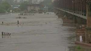 दिल्ली में गहराया बाढ़ का खतरा, यमुना का जलस्तर खतरे के पार, लोगों को सुरक्षित स्थानों पर पहुंचाने की तैयारी