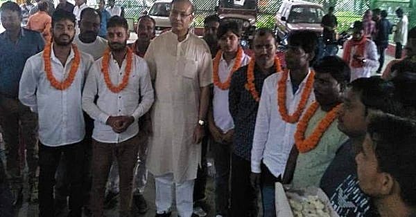 मॉब लिंचिंग के दोषियों को मोदी के मंत्री ने पहनाई माला, जेल से निकलते ही जयंत सिन्हा ने घर बुलाकर किया स्वागत