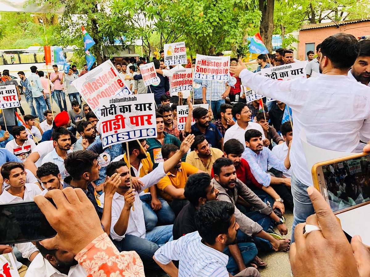 बीजेपी अध्यक्ष अमित शाह के खिलाफ देश भर में सड़कों पर उतरी एनएसयूआई, 100 जिलों में दिया एफआईआर का आवेदन