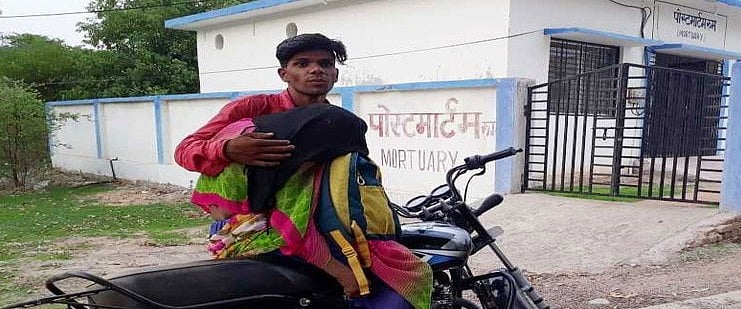 मध्य प्रदेश: बेटे ने मां के शव को मोटरसाइकिल पर बांधकर पहुंचाया पोस्टमार्टम हाउस, नहीं मिला शव वाहन