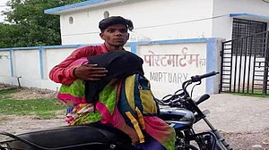 मध्य प्रदेश: बेटे ने मां के शव को मोटरसाइकिल पर बांधकर पहुंचाया पोस्टमार्टम हाउस, नहीं मिला शव वाहन