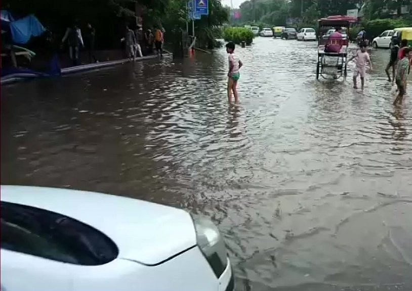भारी बारिश के बाद जलमग्न हुई दिल्ली और अस्त-व्यस्त हुआ जनजीवन, तस्वीरों में देखें