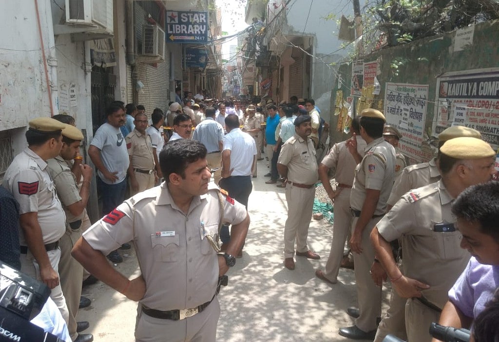 दिल्ली: बुराड़ी में एक ही घर से 11 लाशें मिलने से हड़कंप, फंदे से लटके मिले शव