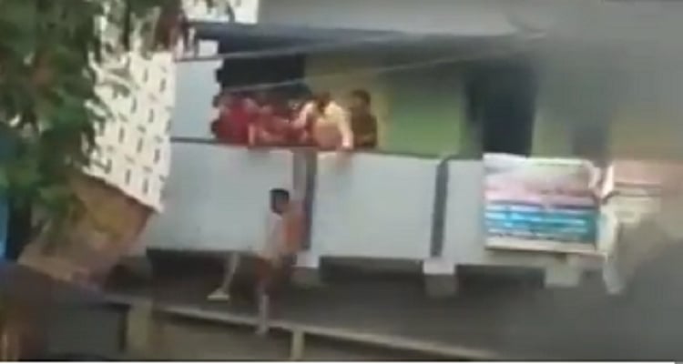 बिहार: हत्‍या से भड़की बेकाबू भीड़ ने आरोपी को छत से फेंका, पुलिस और मीडिया वालों पर भी किया हमला