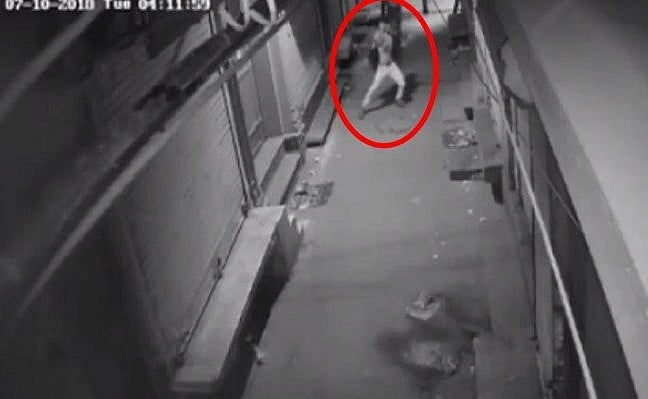 चोरी-चोरी, चुपके-चुपके हो गई पुरानी बात, अब ठुमके लगाकर-डांस करके चोरों ने कर दी दुकान साफ
