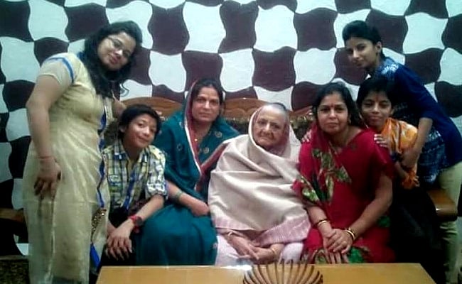 बुराड़ी कांड: सीसीटीवी ने खोला नया राज, फंदे पर लटकने से पहले घर स्टूल ले जाते दिखीं परिवार की महिलाएं