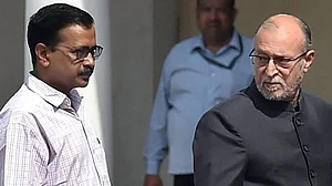 दिल्ली: केजरीवाल सरकार और अफसरों में फिर ठनी, अब ‘घर-घर राशन योजना’ को लेकर तकरार