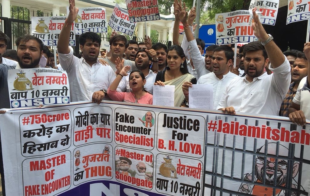 बीजेपी अध्यक्ष अमित शाह के खिलाफ देश भर में सड़कों पर उतरी एनएसयूआई, 100 जिलों में दिया एफआईआर का आवेदन