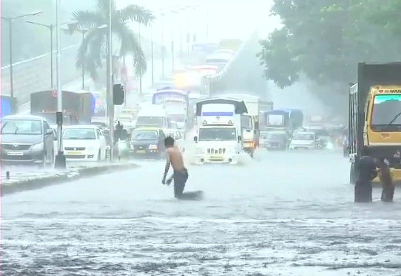 मुंबई:  रेलवे ब्रिज का एक हिस्सा गिरने से  6 घायल, लोगों ने कहा, बुलेट ट्रेन नहीं, हमें अपनी सुरक्षा चाहिए
