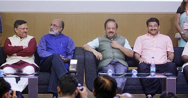 2019  से पहले बीजेपी ने मुख्यधारा की मीडिया के खिलाफ  छेड़ा युद्ध
