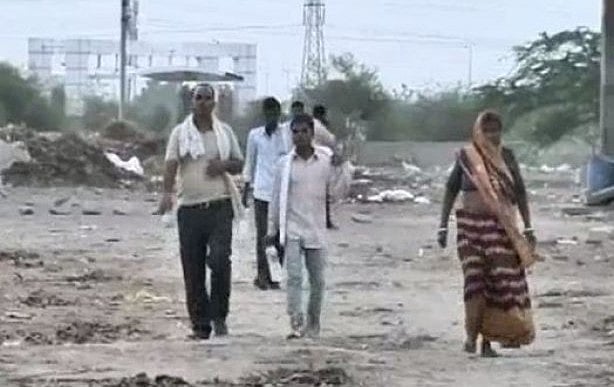 जयपुर: मोदी के कार्यक्रम में ही उड़ी ‘स्वच्छ भारत’ मिशन की धज्जियां, खुले में शौच करते नजर आए लाभार्थी