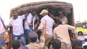 आंध्र प्रदेश: विशेष राज्य के दर्जे की मांग को लेकर वाईएसआर कांग्रेस का बंद, हिरासत में लिए गए कई कार्यकर्ता