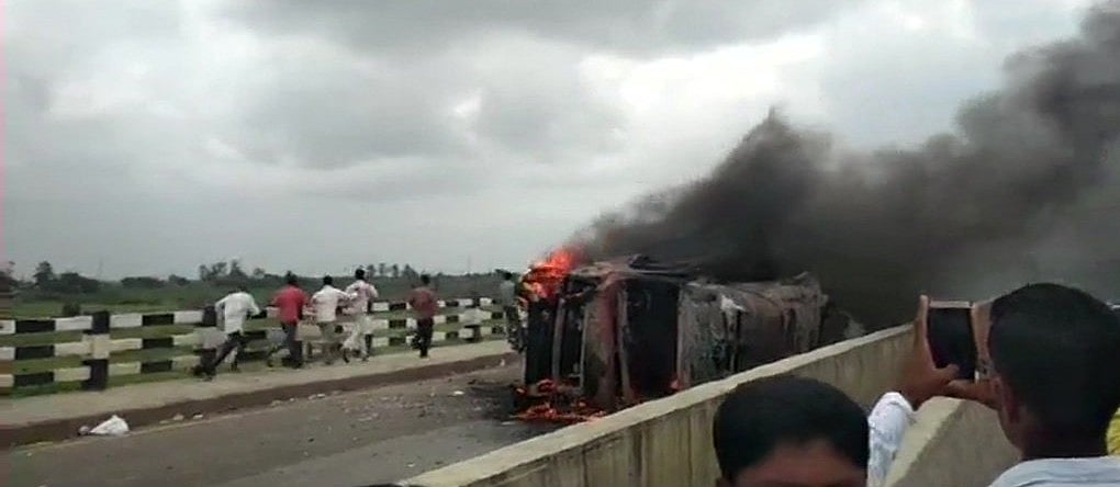 महाराष्ट्र: मराठा आरक्षण की मांग को लेकर हिंसा-आगजनी, कई लोग घायल, सरकार ने की शांति की अपील