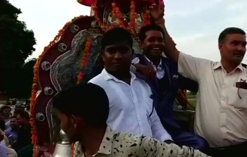 यूपी: कासगंज में 80 साल बाद घोड़े पर निकली दलित की बारात, 150 पुलिसकर्मी बने बाराती 