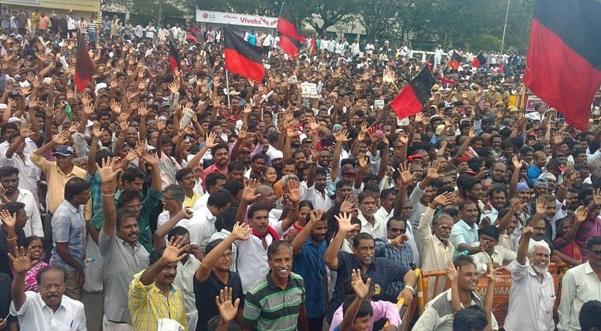 LIVE: मरीना बीच पर अन्ना मेमोरियल के बगल में दफ्न हुए करुणानिधि, नम आंखों से दी चाहने वालों ने आखिरी विदाई