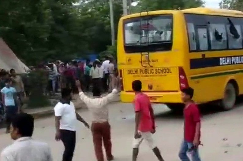 गुरुग्राम: निजी स्कूल बस ने साइकिल सवार पति-पत्नी को कुचला, दोनों की मौत, गुस्साए लोगों ने बस पर किया पथराव