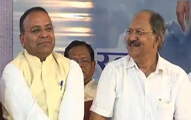 वाजपेयी के अस्थि कलश को बीजेपी नेताओं ने बनाया वर्ल्ड कप, जमकर लगा रहे हैं ठहाके