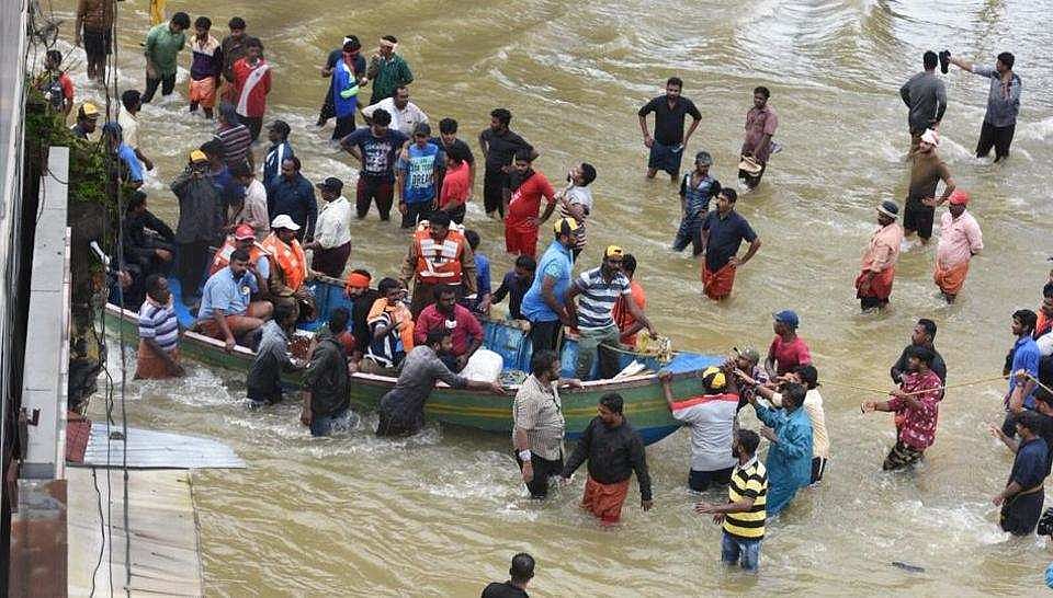 केरल: बारिश और बाढ़ से अब तक 370 लोगों की मौत, 7 लाख से ज्यादा लोग विस्थापित, संक्रामक रोगों के फैलने का खतरा