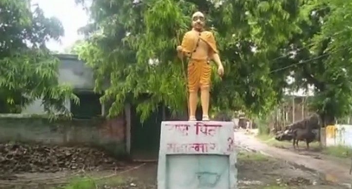 योगीराज में अब  गांधी जी को भी कर दिया गया भगवा, लोगों में गुस्सा  