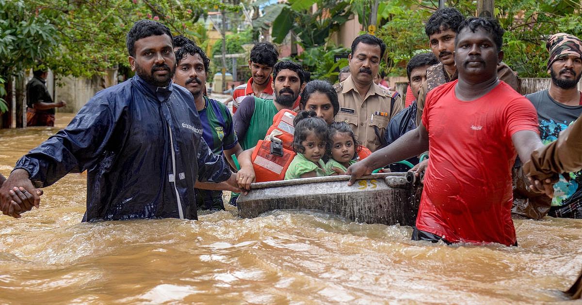 केरल के सभी जिलों में रेड अलर्ट खत्म, रेस्क्यू ऑपरेशन जारी, अब तक 370 लोगों की मौत