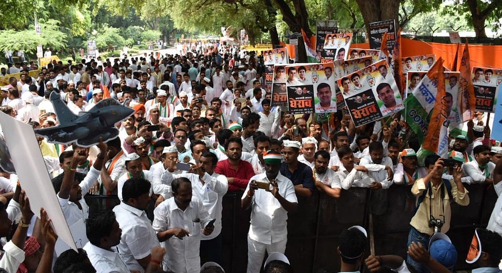राफेल सौदे को लेकर यूथ कांग्रेस ने किया पीएम आवास का घेराव, कहा, मोदी सरकार ने दिया देश को धोखा