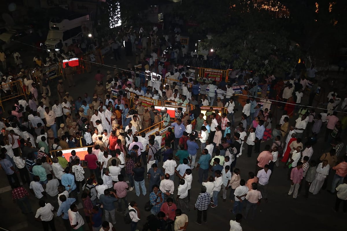 करुणानिधि की हालत बिगड़ी, अस्पताल के बाहर उमड़ी समर्थकों की भारी भीड़