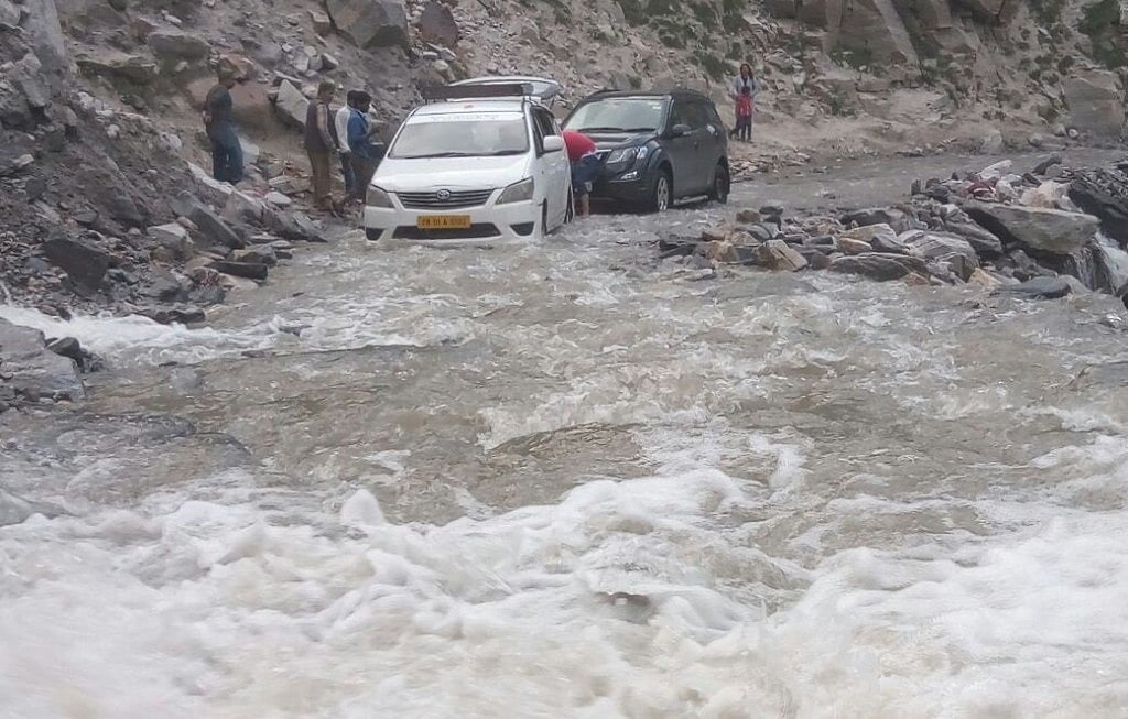 हिमाचल प्रदेश: भारी बारिश से 24 घंटे में 15 से ज्यादा की मौत, शिमला में बारिश ने तोड़ा 117 सालों का रिकॉर्ड