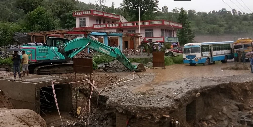 हिमाचल प्रदेश: भारी बारिश और लैंडस्लाइड से तबाही,  राजमार्ग बंद, सैकड़ों लोग फंसे